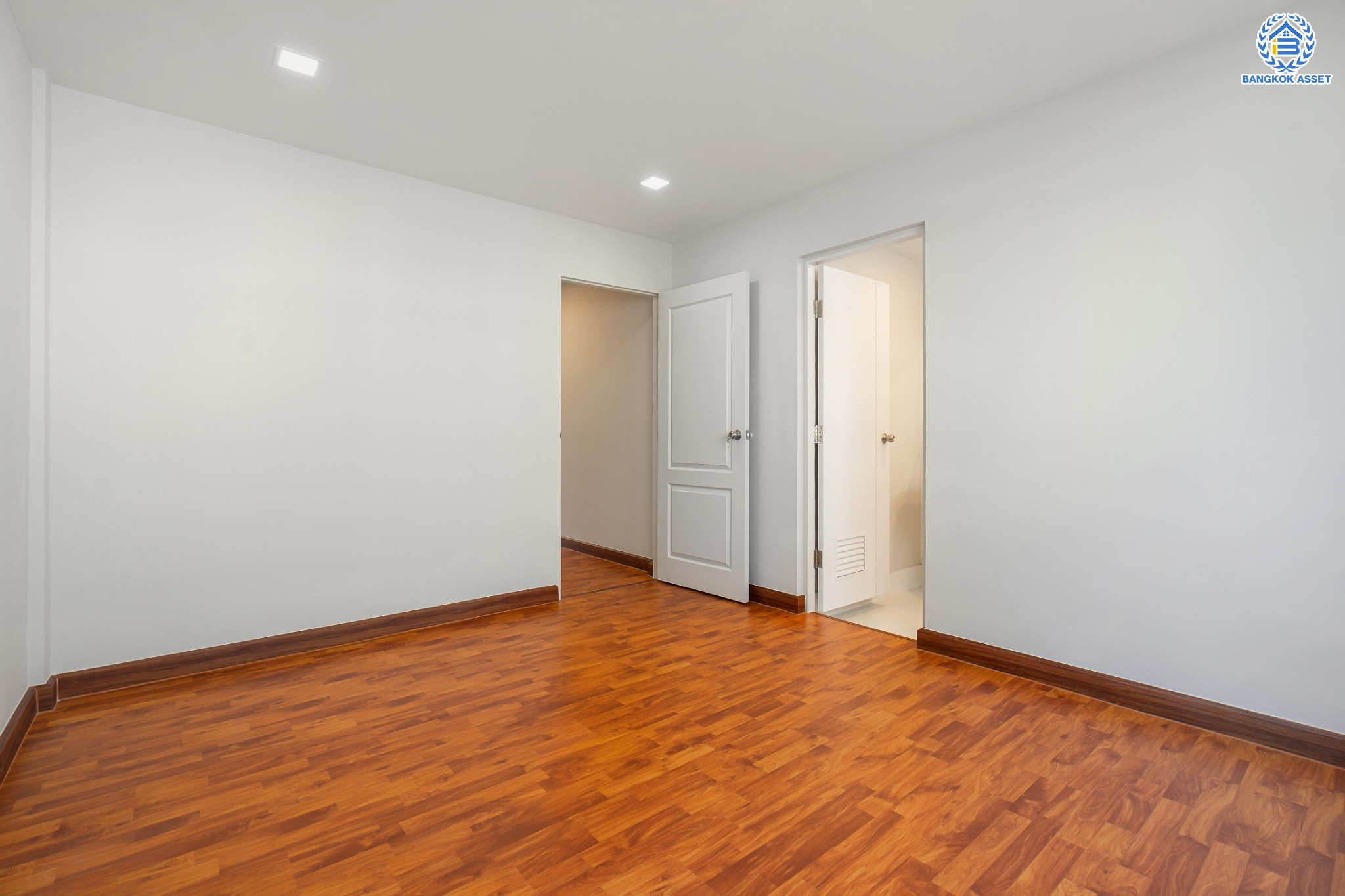 ทาวน์เฮ้าส์มือสอง 3 ชั้น ม.เดอะเทอเรซ ลาดพร้าว71 เนื้อที่ 21.6 ตร.ว. ฟังก์ชัน 3 ห้องนอน 4 ห้องน้ำ (ห้องนอนทุกห้องมีห้องน้ำในตัว) จอดรถได้ 2 คัน บนสุดยอดทำเลใจกลางเมือง! ตอบโจทย์ทุกไลฟ์สไตล์ ใจกลางห้างฯชั้นนำ เชื่อมต่อทั้งถนนเกษตร-นวมินทร์ , ลาดพร้าว , รัชโยธินฯ ใกล้ทางด่วนรามอินทรา เดินทางสะดวกสบาย ด้วยรถไฟฟ้าสายสีน้ำตาล "สถานีโรงเรียนสตรีวิทยา2"